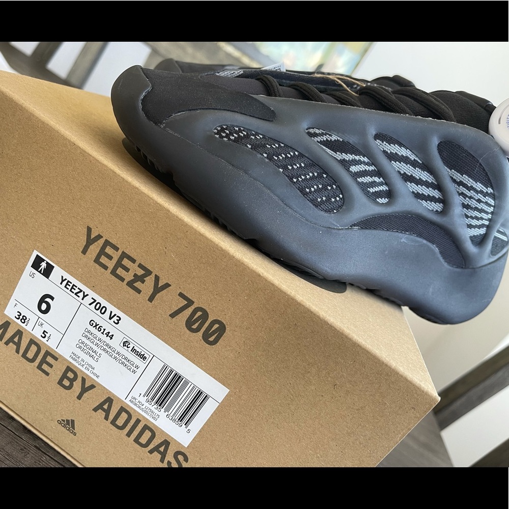 Yeezy 700 V3 size 6